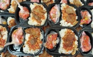 إطعام الجائع… أبسط فعل يصنع أعظم فرق (من إطعام رمضان) ❤️